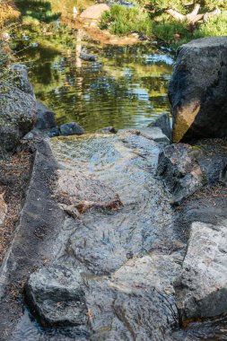 Kayalar 2 arasında su akışı