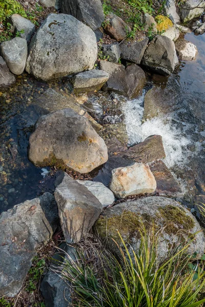 Stromend Water en rotsen 2 — Stockfoto