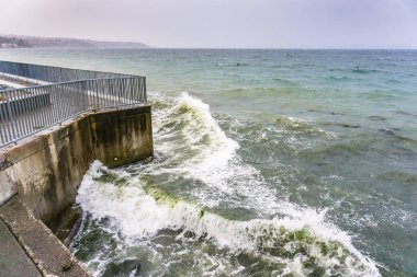 9. Duvardaki Dalgalar