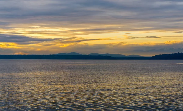 Bedeckt bewölkt Sonnenuntergang 6 — Stockfoto