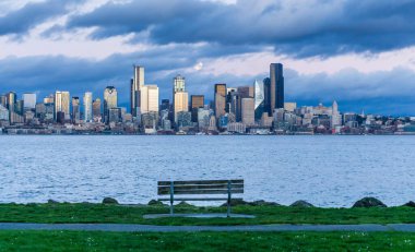 Seattle siluetinin üzerinde bir dolunay parlıyor..