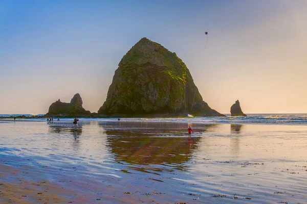 Oregon, Cannon Sahili 'ndeki ünlü saman yığını taşı manzarası..