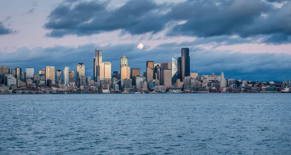 Ein Vollmond Leuchtet Über Der Skyline Von Seattles — Stockfoto