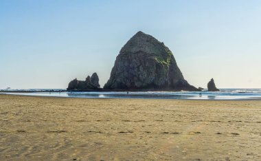 Oregon, Cannon Sahili 'ndeki ünlü saman yığını taşı manzarası..