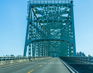 Oregon eyaletindeki Astoria-Megler köprüsünün güney ucu..