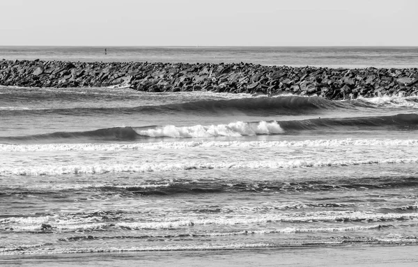 海浪沿着华盛顿州威斯特波特的防波堤滚滚而来 — 图库照片