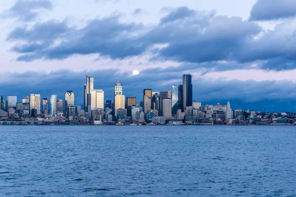 Ein Vollmond Leuchtet Über Der Skyline Von Seattles — Stockfoto