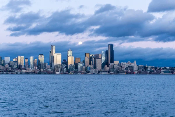 Una Luna Llena Brilla Sobre Horizonte Seattle — Foto de Stock