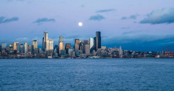 Una Luna Llena Brilla Sobre Horizonte Seattle — Foto de Stock