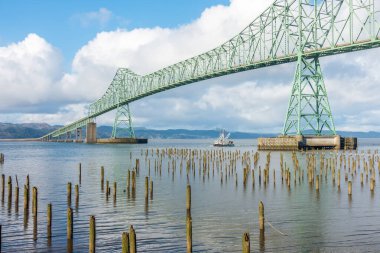 Astoria, Oregon 'daki Astoria-Megler Köprüsü manzarası.
