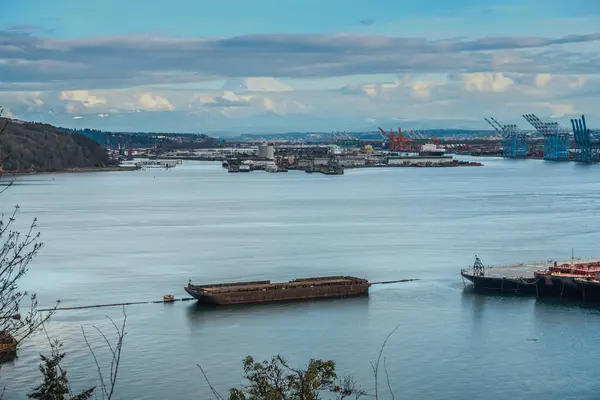 Clouds Cover Mount Rainier Port Tacoma Foreground — Stock Photo, Image