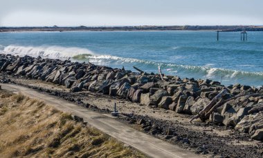 Dalgalar Westport, Washington 'da dalgalanır..