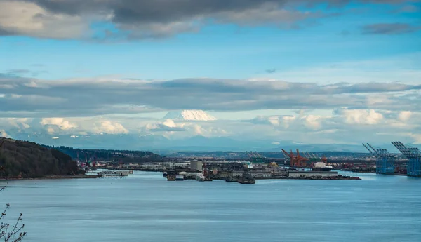 Clouds Cover Mount Rainier Port Tacoma Foreground — Stock Photo, Image