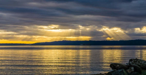 Sonnenstrahlen Brechen Durch Dunkle Wolken Über Dem Puget Sound Bundesstaat — Stockfoto