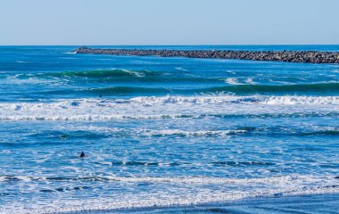 Dalgalar Westport, Washington 'daki iskele boyunca ilerliyor..