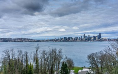 Seattle silueti üzerinde kara fırtına bulutları süzülüyor.