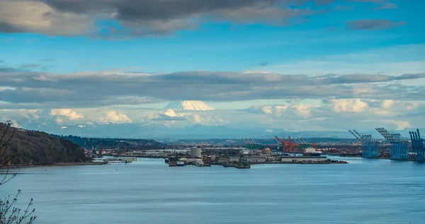 Clouds Cover Mount Rainier Port Tacoma Foreground — Stock Photo, Image