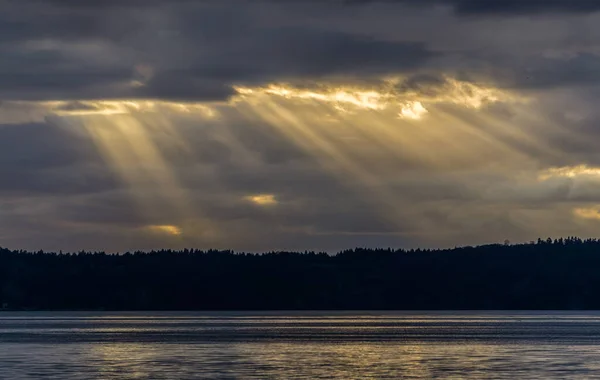 Rayos Sol Atraviesan Oscuras Nubes Sobre Puget Sound Estado Washington — Foto de Stock