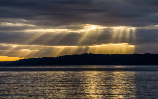 Rayos Sol Atraviesan Oscuras Nubes Sobre Puget Sound Estado Washington — Foto de Stock
