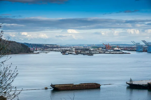 Clouds Partially Cover Mount Rainier Which Towers Port Tacoma — Stock Photo, Image