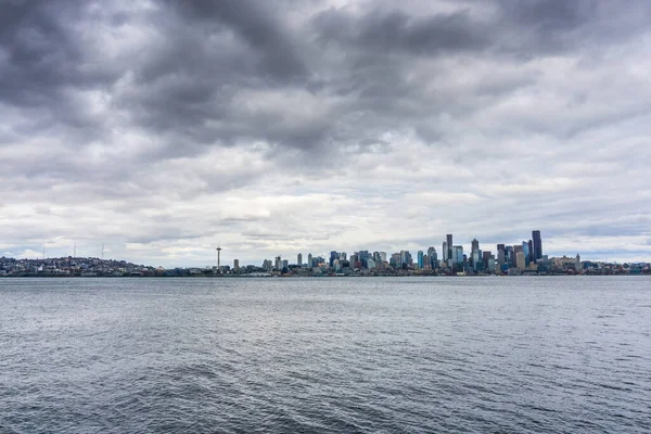 Mörka Stormmoln Svävar Över Seattle Skyline — Stockfoto