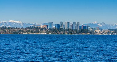 Bellevue manzarası, Washington Gölü boyunca ufuk çizgisi.