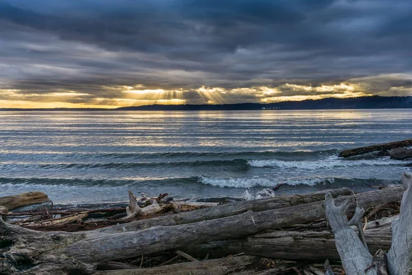 Raggi Luce Del Sole Sfondano Nuvole Scure Sul Puget Sound — Foto Stock