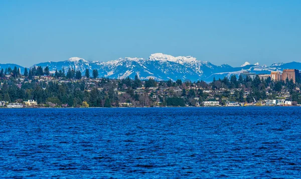 Bellevue manzarası, Washington Gölü boyunca ufuk çizgisi.
