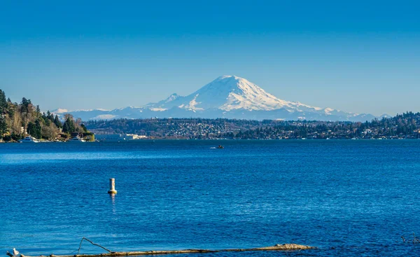 Seattle yakınlarındaki Washington Gölü boyunca Rainier Dağı manzarası. Fotoğraf Seward Park 'tan..