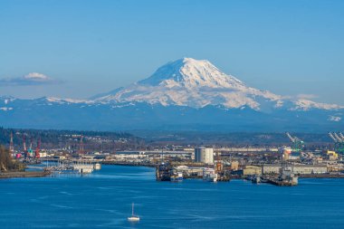 Uzakta Rainier Dağı ile Tacoma Limanı manzarası.