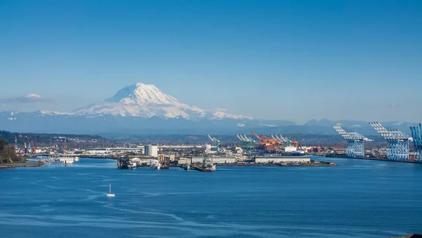 Uzakta Rainier Dağı Ile Tacoma Limanı Manzarası — Stok fotoğraf