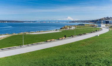 Uzakta Rainier Dağı ile Dune Penninsula Parkı panoramik bir görünüm.