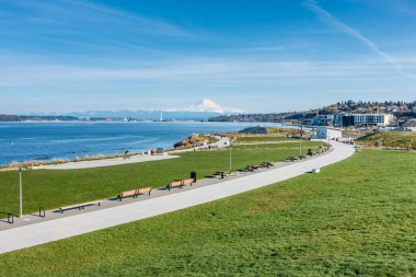 Uzakta Rainier Dağı ile Dune Penninsula Parkı panoramik bir görünüm.