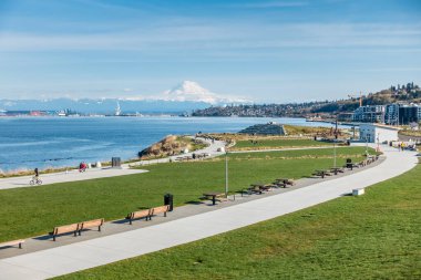 Uzakta Rainier Dağı ile Dune Penninsula Parkı panoramik bir görünüm.