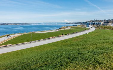 Uzakta Rainier Dağı ile Dune Penninsula Parkı panoramik bir görünüm.
