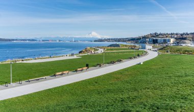 Uzakta Rainier Dağı ile Dune Penninsula Parkı panoramik bir görünüm.