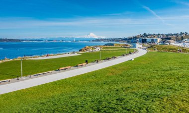 Uzakta Rainier Dağı ile Dune Penninsula Parkı panoramik bir görünüm.