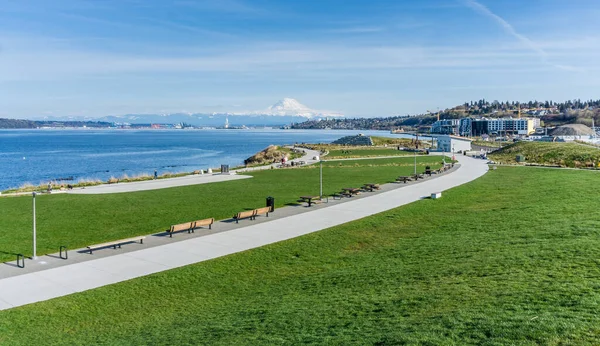 Uzakta Rainier Dağı ile Dune Penninsula Parkı panoramik bir görünüm.