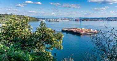 Raiier Dağı Tacoma Limanı 'ndaki bulutlar tarafından kısmen gizleniyor..