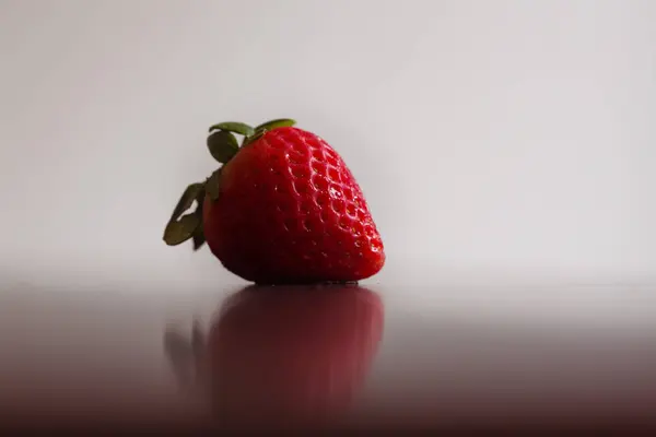 Bir tek, kırmızı, organik çilek.