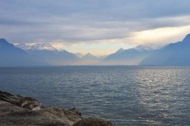 Dağ ve göl bulutlu hava