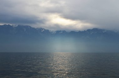 Dağ ve göl bulutlu hava