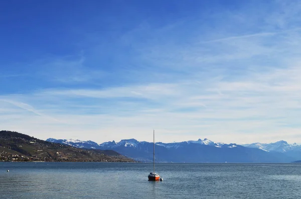 Einsames Boot im See mit Bergen im Hintergrund — Stockfoto