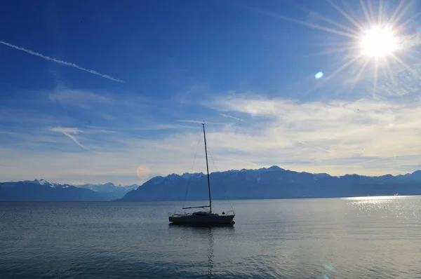 Båt på sjön i bakgrund av Alperna. — Stockfoto