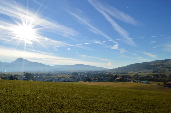 Grüne Hügel und Berge — Stockfoto