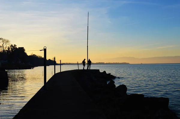 Zwei Personen auf der Anlegestelle am See — Stockfoto