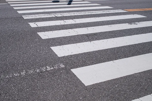 道路標示で横断歩道。暗闇の中に白線を — ストック写真