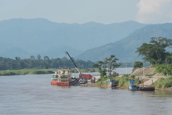 Parque de transporte chino por el río Khong, mercancías instaliment . — Foto de Stock