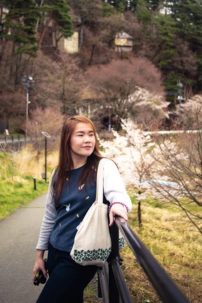 Cabello largo joven asiática dama en parque en japón — Foto de Stock