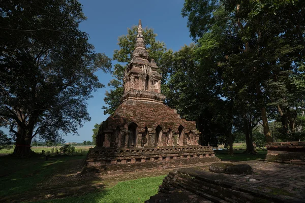 Ancient pagoda at Wat pha sak temple, Chiang saen, Thailand — стоковое фото